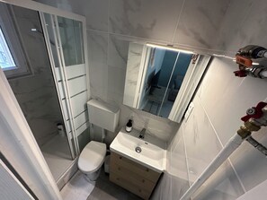 Shower, hair dryer, towels, soap - Comfortable apartment in Levallois - Near Paris (Levallois-Perret)