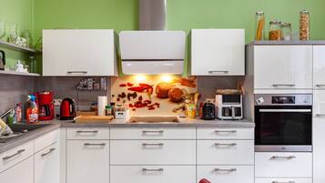 Kühlschrank, Mikrowelle, Ofen, Herdplatte