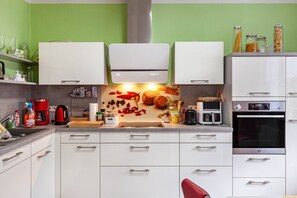 Kühlschrank, Ofen, Herdplatte, Geschirrspüler