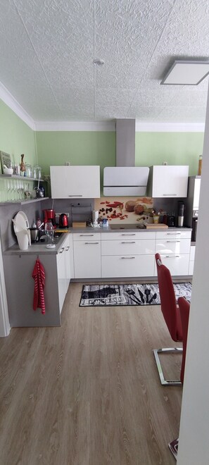 Frigorifero, microonde, forno, piano cottura