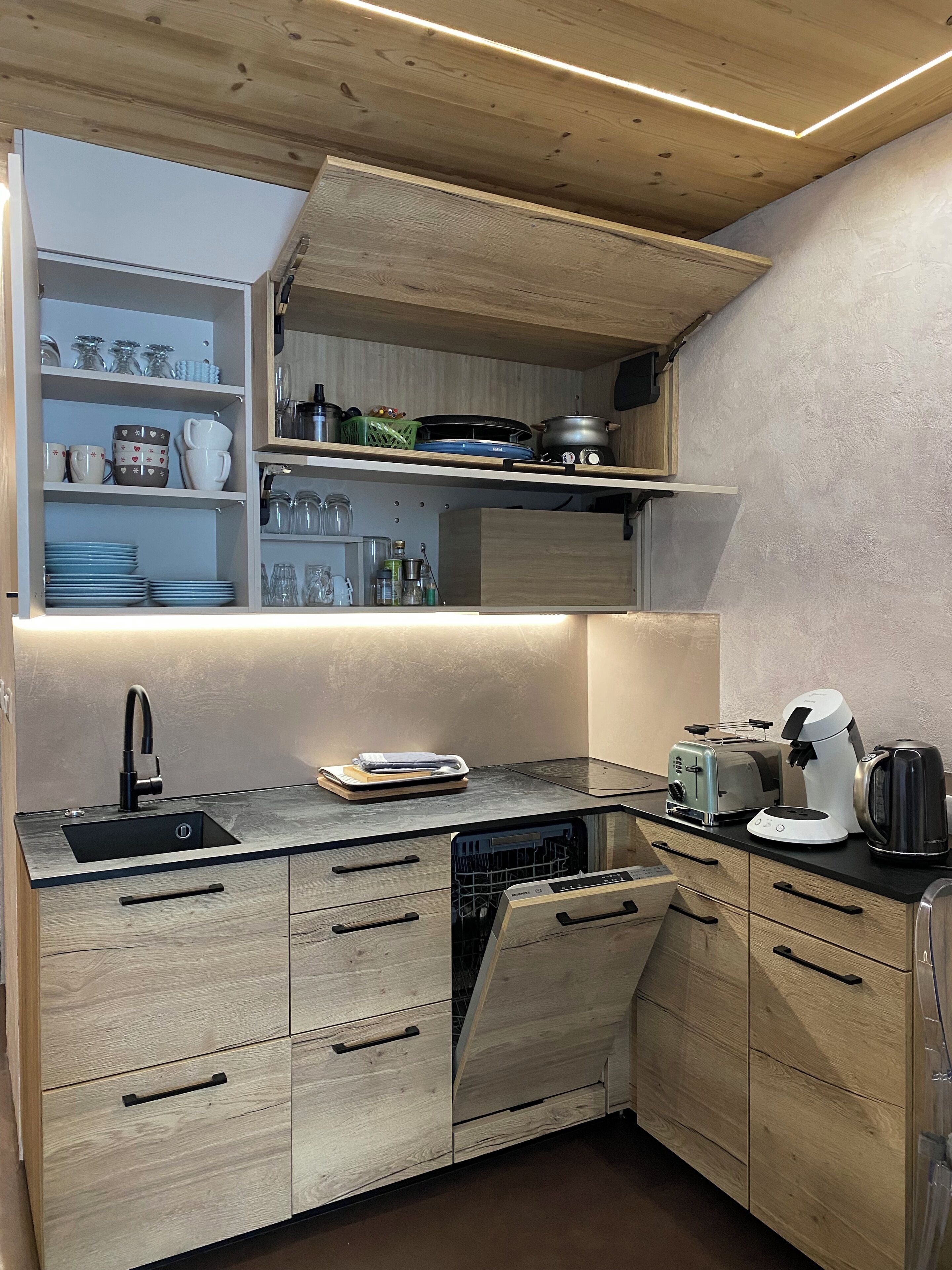 Mikroaaltouuni, uuni, liesi, astianpesukone