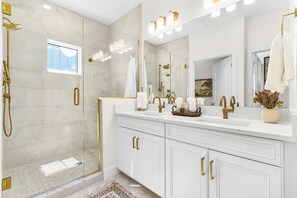 Dusche, Haartrockner, Handtücher, Toilettenpapier