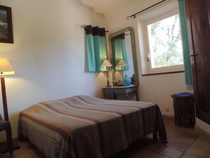 Romantic Double Room, Private Bathroom, Mountain View ( Turquoise) - chenesverts-bucaille (La Bastidonne)