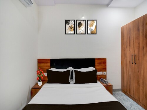 Townhouse Oak L B Nagar Metro Station