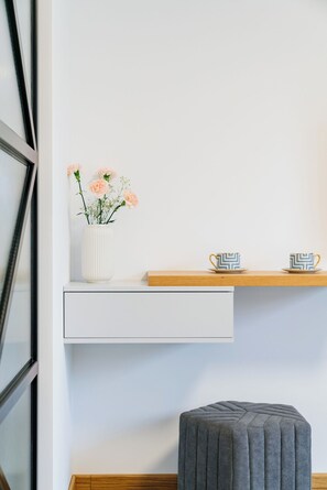 Deluxe-Apartment, 1 Schlafzimmer, Klimaanlage, Bergblick | Wohnbereich | 40-Zoll-Flachbildfernseher mit Kabelempfang, Netflix, Streaming-Dienste