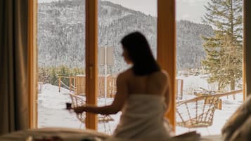 Suite monolocale Deluxe, caminetto, vista montagna | Biancheria da letto di alta qualità, con stile personalizzato