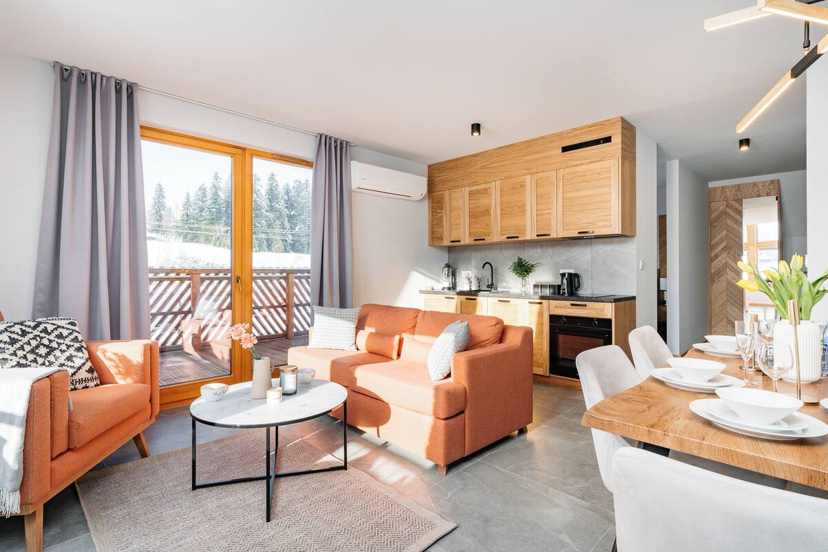 Superior-Apartment, 3 Schlafzimmer, Klimaanlage, Bergblick | Wohnbereich | 40-Zoll-Flachbildfernseher mit Kabelempfang, Netflix, Streaming-Dienste