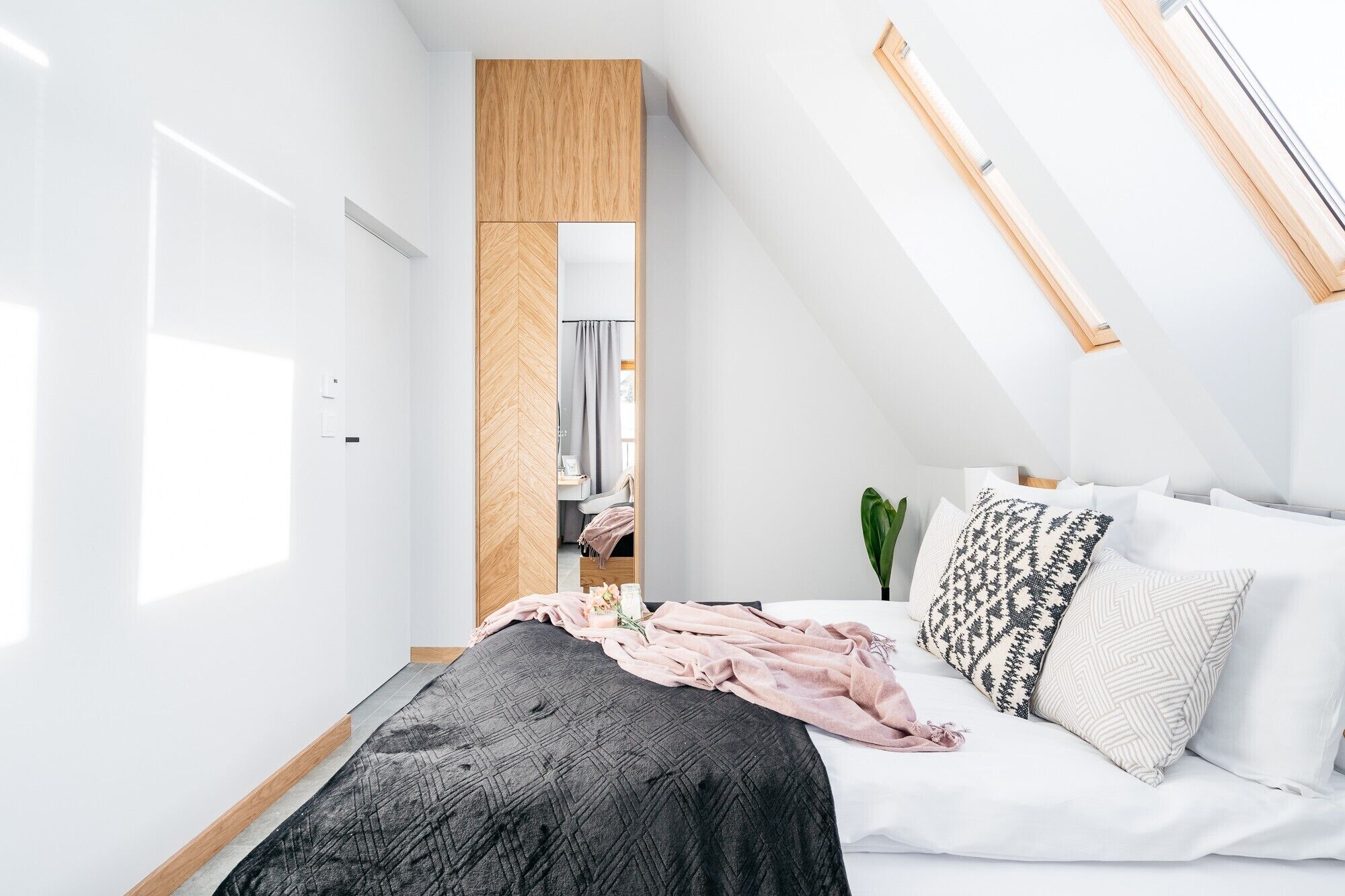 Superior Apartment, 3 Bedrooms, Air conditioning, Mountain View | Living area | 40-inch flat-screen TV with cable channels, Netflix, streaming services