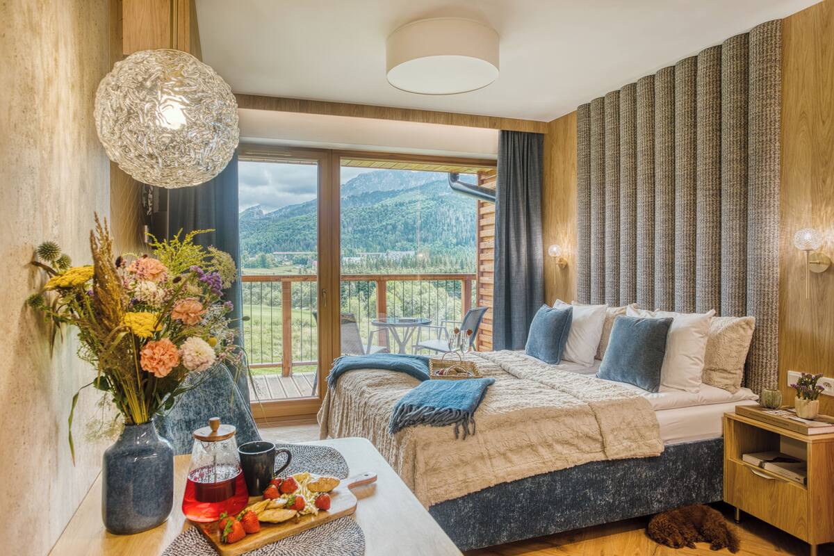 Deluxe studio suite, uitzicht op bergen | Woonruimte | Een 40-inch flatscreentelevisie met kabelzenders en Netflix