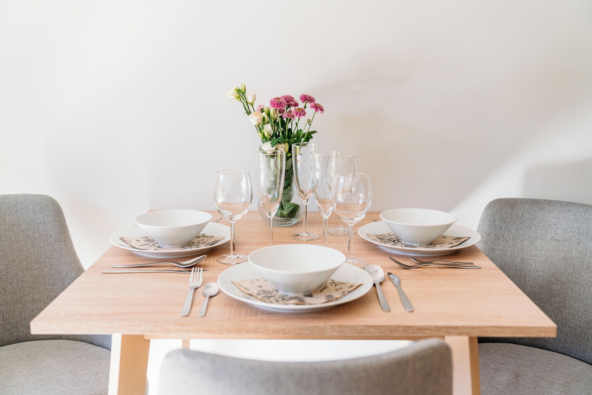 Deluxe Studio Suite, Air conditioning, Mountain View | Living area | 40-inch flat-screen TV with cable channels, Netflix, streaming services