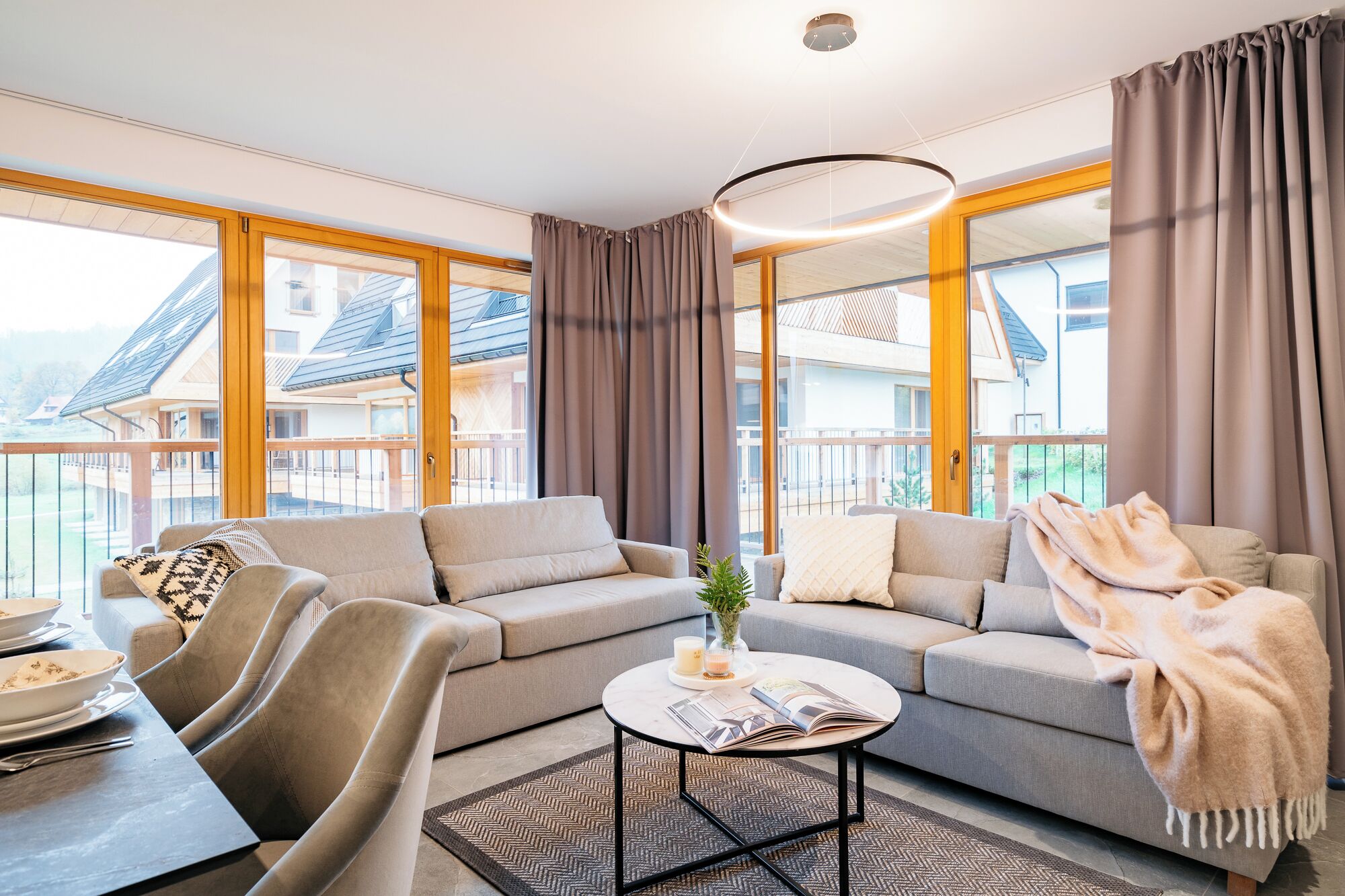 Deluxe-Apartment, 1 Schlafzimmer, Klimaanlage, Bergblick | Wohnbereich | 40-Zoll-Flachbildfernseher mit Kabelempfang, Netflix, Streaming-Dienste