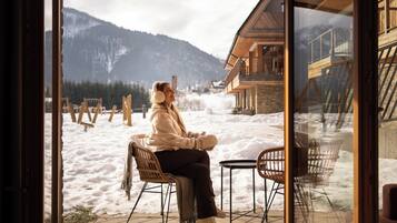 Suíte estúdio luxo, 1 cama de casal e sofá-cama, ar-condicionado, vista para a montanha | Vista do quarto