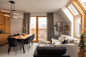 Superior Apartment, 3 Bedrooms, Sauna, Mountain View | Peralatan tempat tidur premium, dihias secara berasingan 