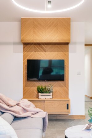 Deluxe-Apartment, 1 Schlafzimmer, Klimaanlage, Bergblick | Wohnbereich | 40-Zoll-Flachbildfernseher mit Kabelempfang, Netflix, Streaming-Dienste
