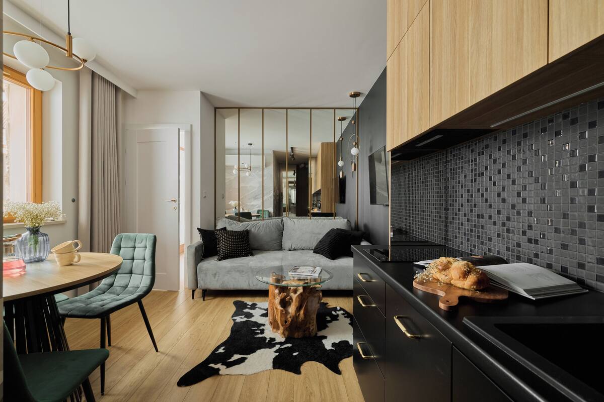 Superior appartement, 1 slaapkamer, airconditioning | Woonruimte | Een 40-inch flatscreentelevisie met kabelzenders en Netflix