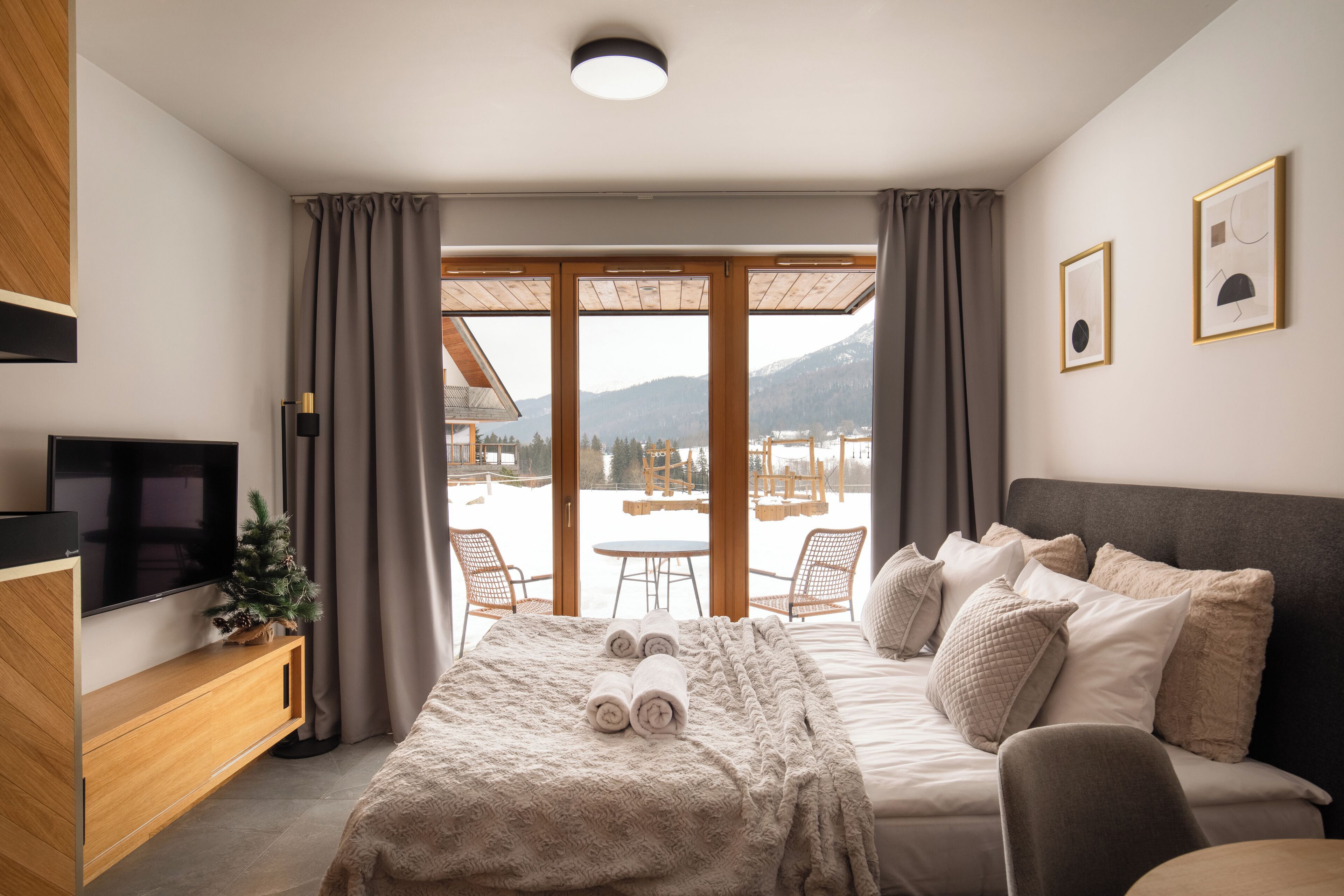 Deluxe-Studiosuite, Bergblick | Wohnbereich | 40-Zoll-Flachbildfernseher mit Kabelempfang, Netflix, Streaming-Dienste