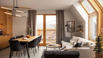 Superior-Apartment, 3 Schlafzimmer, Sauna, Bergblick | Wohnbereich