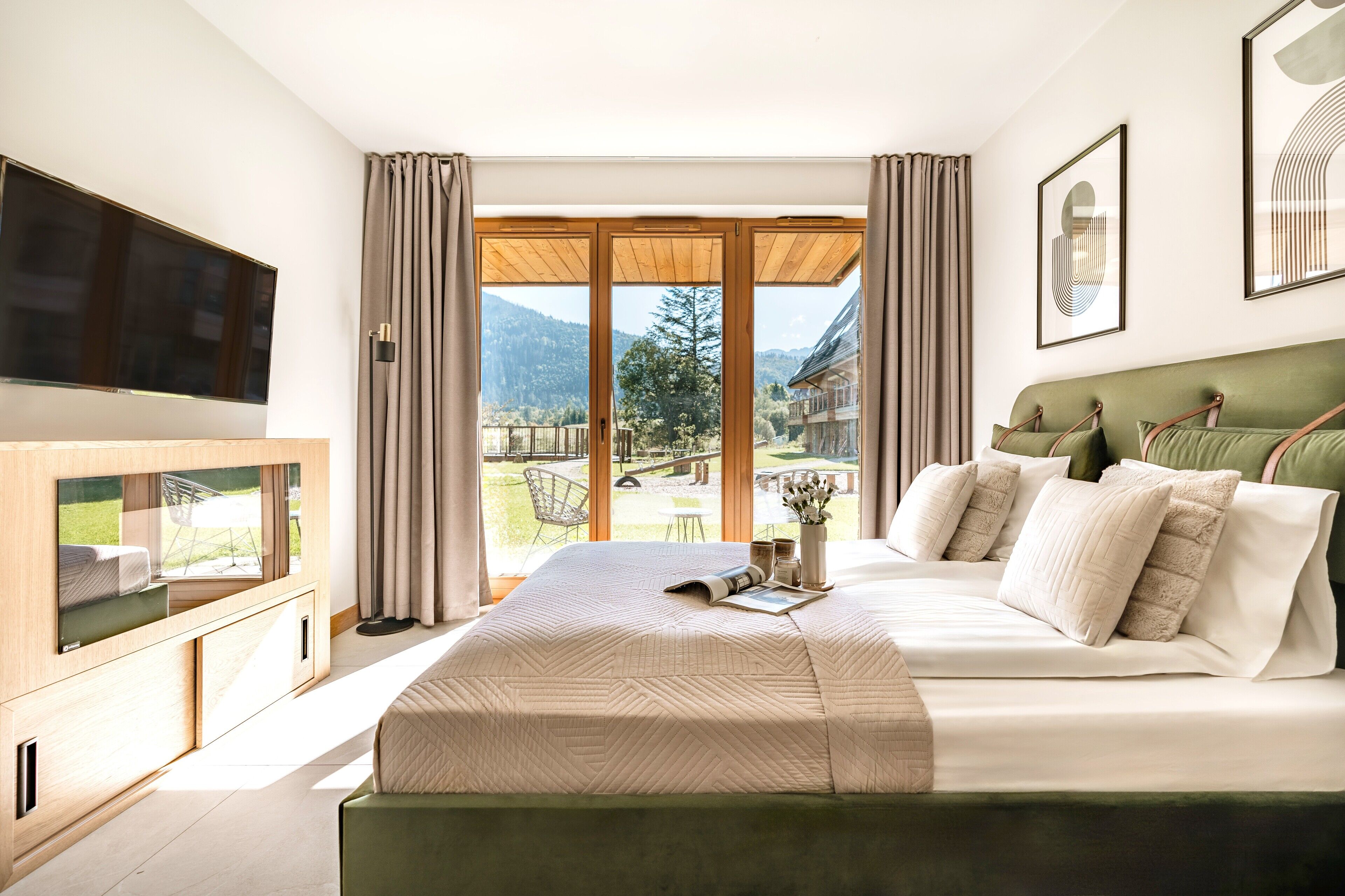 Deluxe-Studiosuite, Kamin, Bergblick | Wohnbereich | 40-Zoll-Flachbildfernseher mit Kabelempfang, Netflix, Streaming-Dienste