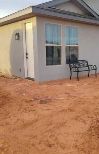 1-bedroom with AC in scenic Page, newly build home at the edge of the desert