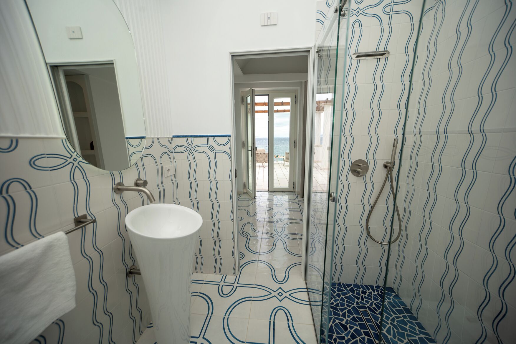 Doccia, vasca idromassaggio, asciugacapelli, bidet