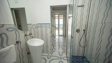Doccia, vasca idromassaggio, asciugacapelli, bidet