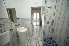 Doccia, vasca idromassaggio, asciugacapelli, bidet