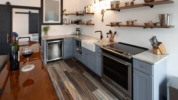 Réfrigérateur, micro-ondes, four, plaque de cuisson