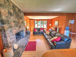 Living area - Belsize Cottage, Upper Rideau Lake (Portland)