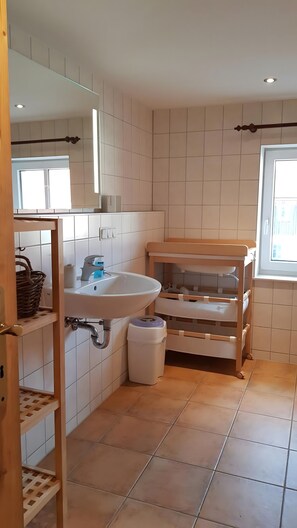 Dusche, Haartrockner, Handtücher