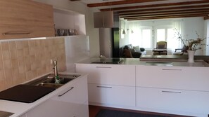 Frigorifero, forno, piano cottura, lavastoviglie