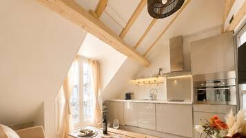Apartment, Stadtblick | Wohnbereich