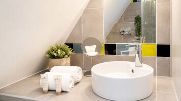 Apartment, Stadtblick | Badezimmer