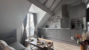 Apartment, Stadtblick | Wohnbereich