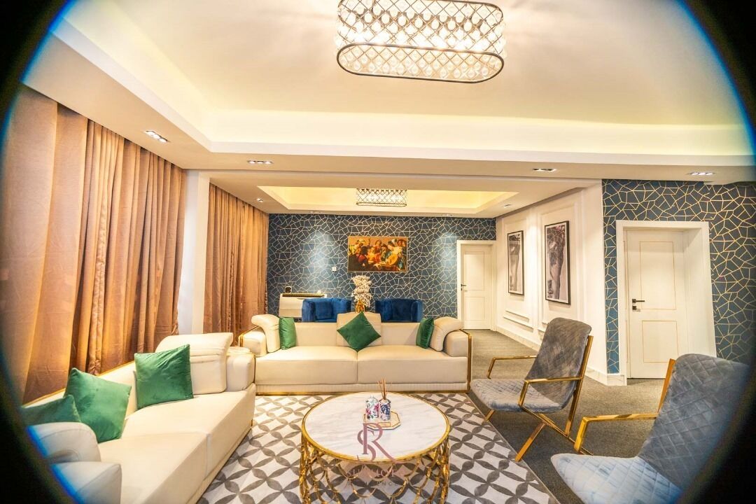 ال منشأة من الداخل