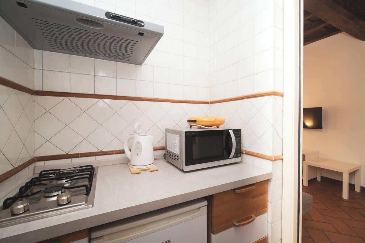 Coffee/tea maker, fridge, microwave, oven