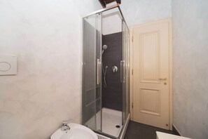 Shower, hair dryer, shampoo - BuddyRent · Trevi Fountain · Roma · 3 ospiti (Roma)