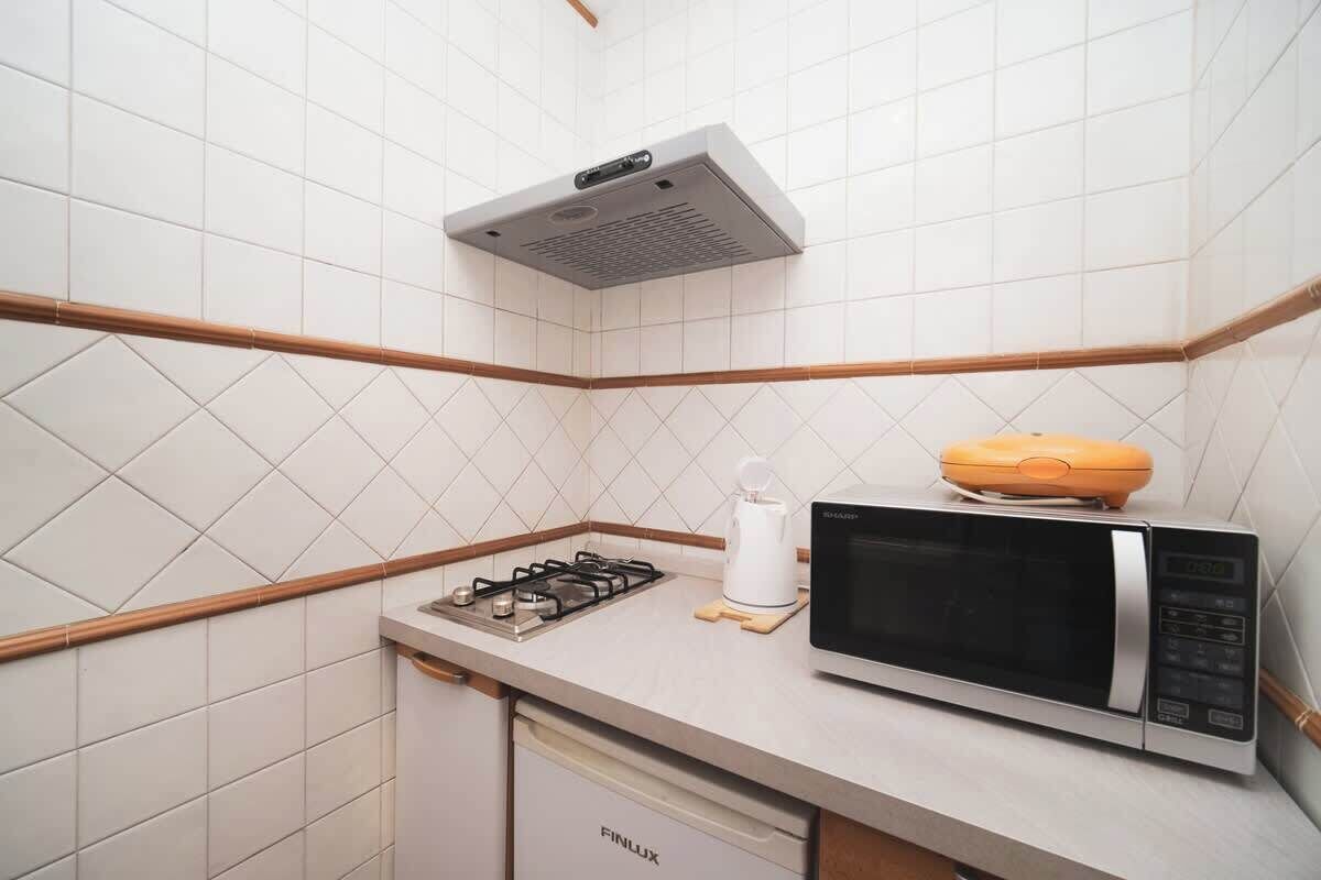 Coffee/tea maker, fridge, microwave, oven