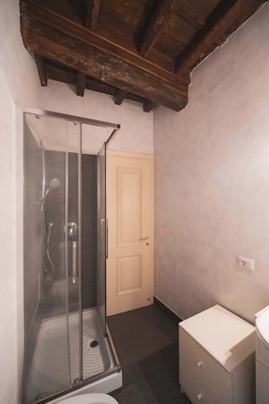 Shower, hair dryer, shampoo - BuddyRent · Trevi Fountain · Roma · 3 ospiti (Roma)
