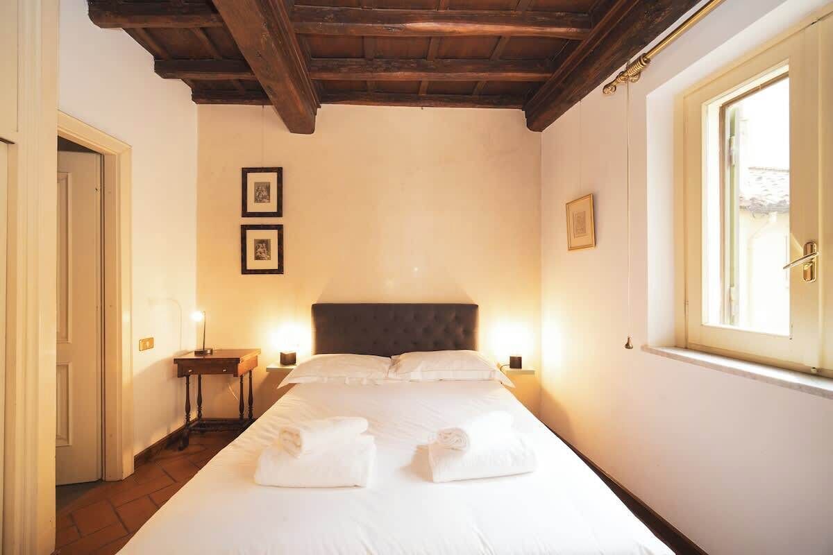 Fer et planche à repasser, lit de bébé portatif