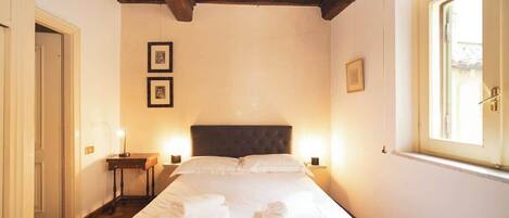 Fer et planche à repasser, lit de bébé portatif