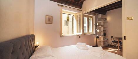 Fer et planche à repasser, lit de bébé portatif