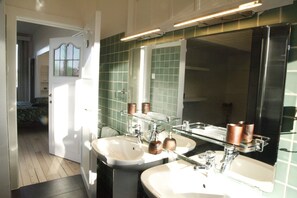 Comfort-dobbeltværelse | Badeværelse | Hjemmesko