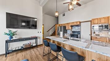 Réfrigérateur, four à micro-ondes, un four, surface de cuisson