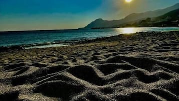 Ubicación cercana a la playa, sombrillas y toallas de playa