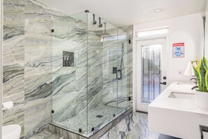 Shower, hair dryer, towels, soap - 7 King Bed, Private Pool, Gym Access, Old Hollywood Oasis! (Palm Springs)