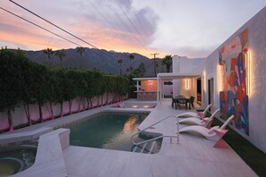 Una piscina al aire libre, una piscina climatizada