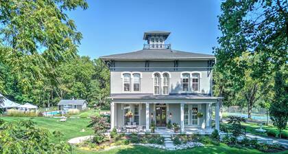 6-bedroom Bed & Breakfast in peaceful Marshall with Resort-Style Amenities