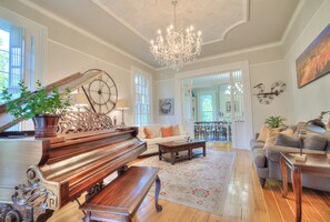 Televisión y chimenea 