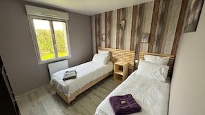 4 bedrooms, iron/ironing board, WiFi, bed sheets