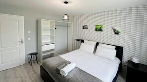 4 bedrooms, iron/ironing board, WiFi, bed sheets